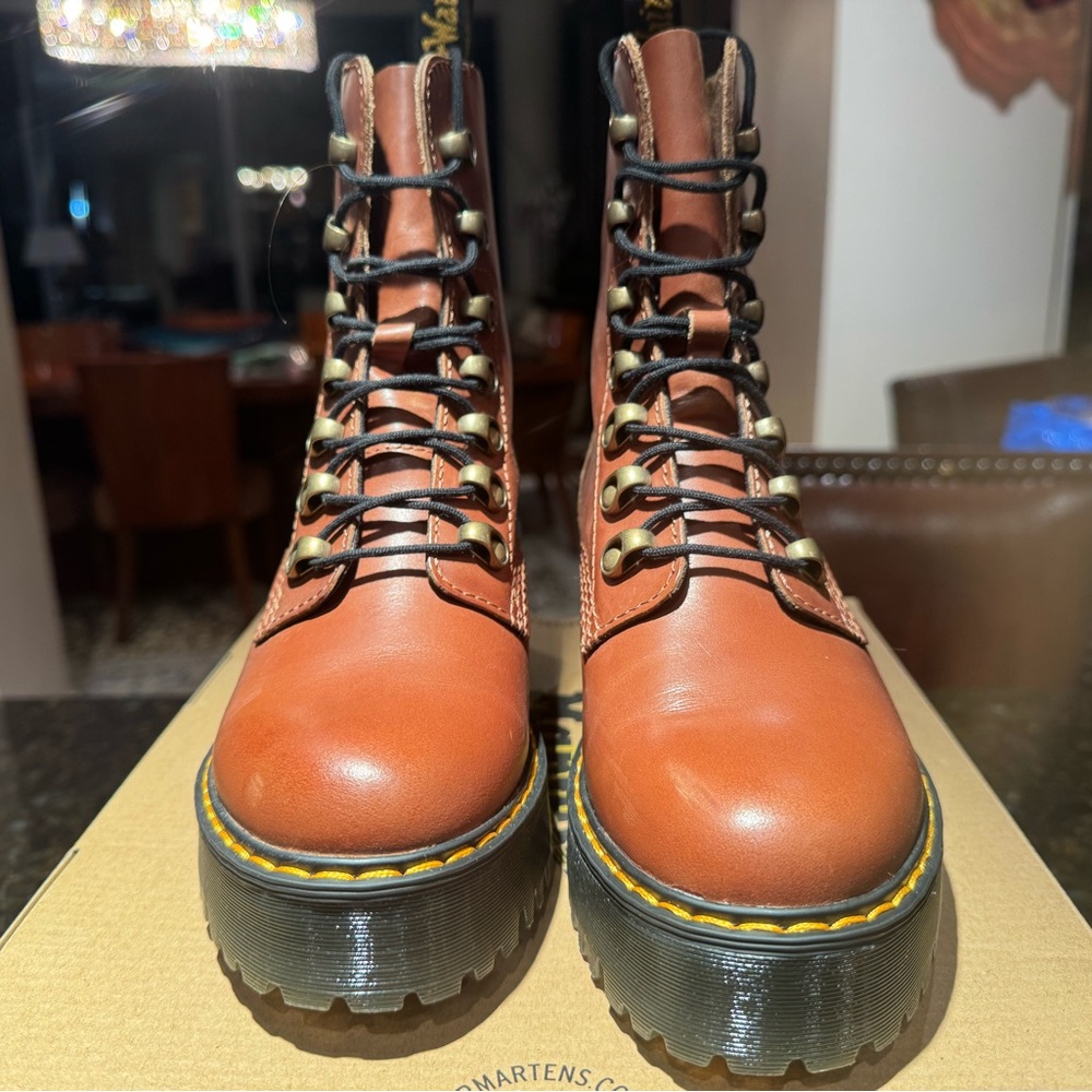 Dr. Martens Leona, Size 6 Platform Leather Boot in Saddle Tan w/box wore once